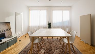 Kleiner Meeting Raum mit Flipchart in der HausWirtschaft