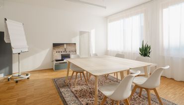 (Andere Perspektive) Kleiner Meeting Raum mit Flipchart in der HausWirtschaft